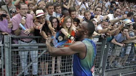 Usain Bolt con i fan a Parigi. Ap