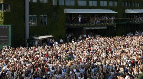 Mare di folla per Andy Murray col trofeo alzato. Reuters