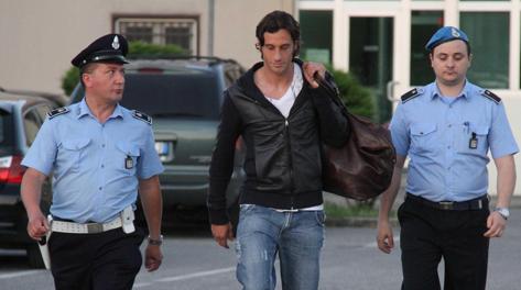 Stefano Mauri, 33 anni, mentre esce dal carcere di Cremona
