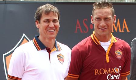 Rudi Garcia e Francesco Totti con la nuova maglia. Mancini