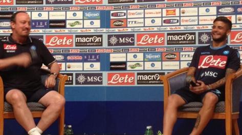 Rafa Benitez e Lorenzo Insigne sul palco a Dimaro. Twitter