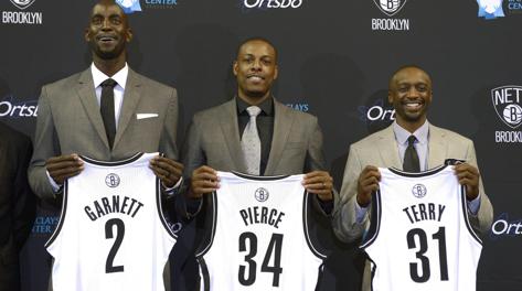 Kevin Garnett, Paul Pierce e Jason  Terry, nuovi acquisti dei  Nets. Epa