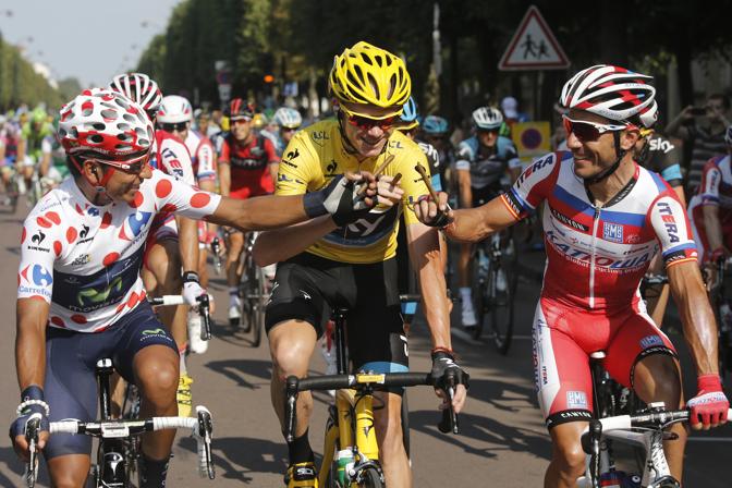 Il podio di Parigi: Quintana (secondo), Froome e Purito Rodriguez (terzo). Ap