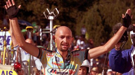 L'arrivo di Marco Pantani a Plateau de Beille nel '98 al Tour. Reuters