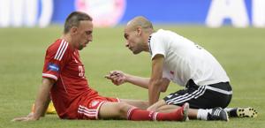 Il nuovo tecnico del Bayern, Pep Guardiola, con Franck Ribery. Afp