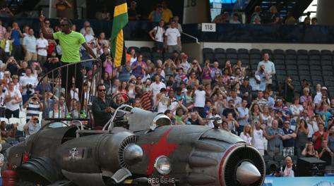 Una sfilata a bordo di un motore jet per Bolt prima del via ai 100 metri. Reuters