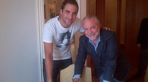 Gonzalo Higuain firma il contratto quinquennale con il Napoli con il presidente Aurelio DeLaurentiis