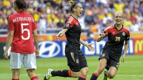 Anja Mittag, 28 anni, esulta dopo la rete dell'1-0 per la Germania. Reuters