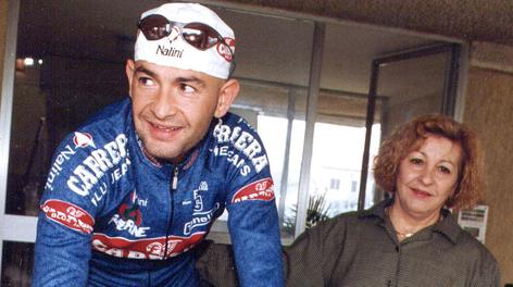 Tonina Pantani con Marco in una foto d'archivio. Ansa