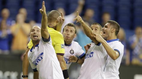 I giocatori dell'Inter protestano: non  rigore. Ap