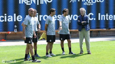  Il presidente Moratti Massimo a colloquio con uomini dello staff dell'Inter durante la sua visita nel ritiro di Pinzolo. 