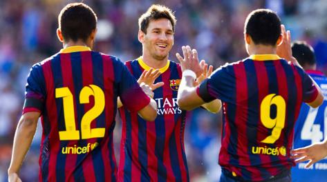 Messi festeggiato da Jonathan e Sanchez. Reuters
