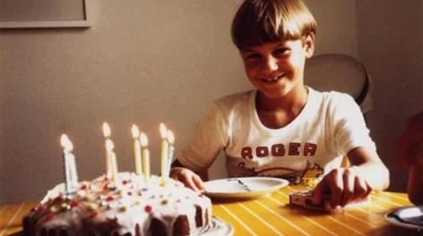 Roger Federer nel giorno del suo ottavo compleanno