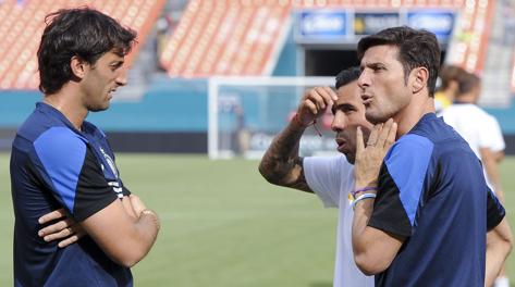 Milito e Zanetti, Inter, a colloquio con il connazionale argentino Tevez, neoacquisto della Juve. LaPresse