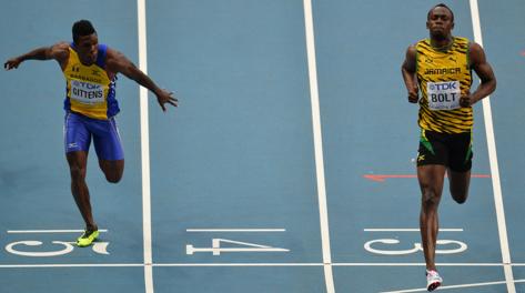 Usain Bolt,  a destra,  vince la sua batteria sui 100.  Ap