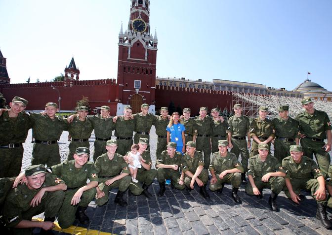 La Straneo con i militari del cambio della guardia del Cremlino