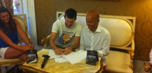 La firma di  Travis Diener sul contratto che lo legher alla Dinamo Sassari fino al 2017