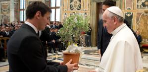 Messi porge al Papa una piantina d'ulivo. Ap