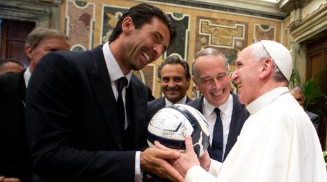 Gianluigi Buffon consegna a Papa Francesco un pallone autografato dagli azzurri. Ap