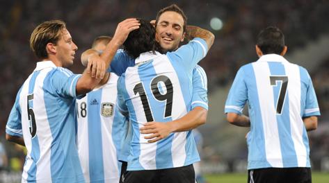 Gli autori dei due gol argentini: Higuain abbraccia Banega. Ansa