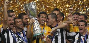 La Juve festeggia  la supercoppa  2012 vinta contro il Napoli. Ap 