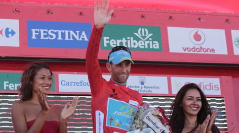 Vincenzo Nibali in maglia rossa sul podio della Vuelta. Reuters