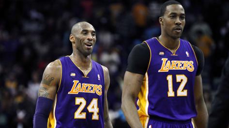 Kobe Bryant e Dwight Howard, compagni nel 2012-13 ai Lakers. LaPresse
