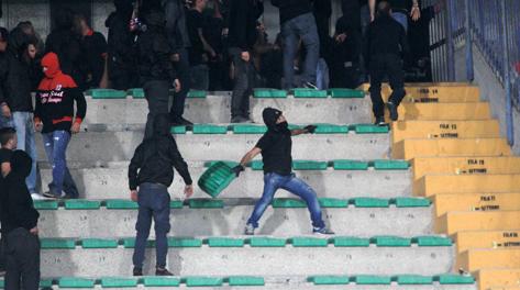 Gli scontri fra opposte tifoserie dopo il fischio finale del match Verona-Milan. Ansa