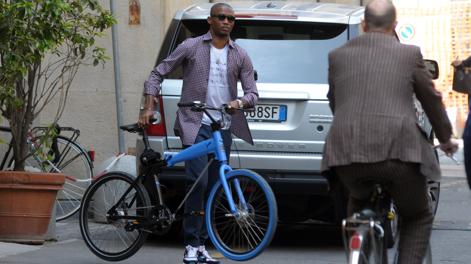 Samuel Eto'o martedì a Milano in bici (nerazzurra). Luca Contini Production 