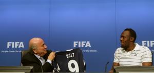Blatter regala a Bolt la maglia della Fifa personalizzata. Reuters