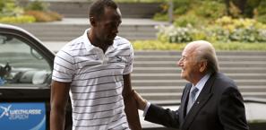 Usain Bolt con Joseph Blatter. Reuters