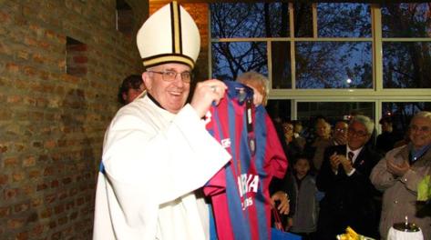Uno scatto di Bergoglio, ancora cardinale, con la maglia del club argentino. Afp