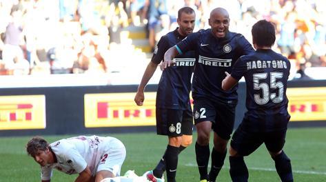 Jonathan  esulta con Nagatomo e Palacio dopo un gol col Cittadella in coppa Italia. Ansa