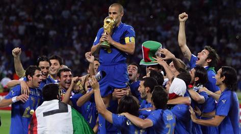 Cannavaro bacia la Coppa del Mondo. Afp