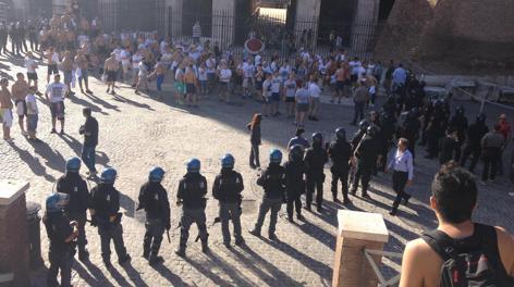 La polizia controlla i tifosi del Liegia Varsavia davanti al Colosseo. Ansa