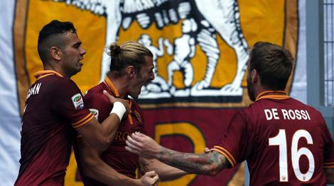 Balzaretti esulta dopo il gol con Castan e De Rossi. Reuters