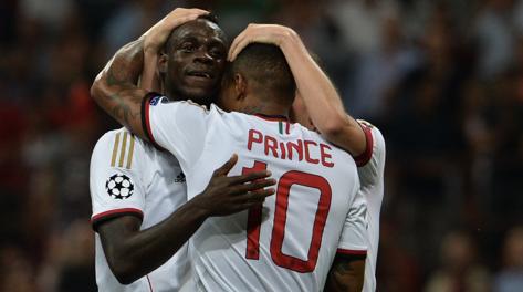 Mario Balotelli e Kevin Prince Boateng festeggiano un gol. Afp