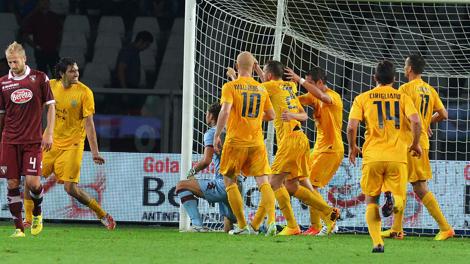 Il Verona festeggia Jorginho dopo il 2-2. Ansa