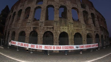 Striscione per Totti al Colosseo. Mancini