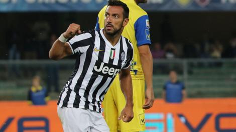Fabio Quagliarella, 30 anni, esulta dopo il gol al Chievo. Ansa