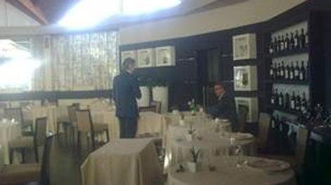 Roberto Mancini, di spalle, nel ristorante dell'hotel Federico II di Jesi con l'emisario del Galatasaray