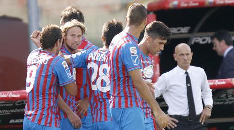 Giuseppe Sannino osserva sconsolato la festa del Catania dopo il gol di Plasil. LaPresse