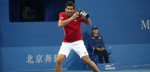 Novak Djokovic scherza a Pechino. Reuters