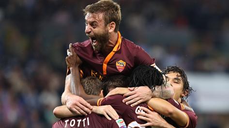 Daniele De Rossi festeggia un gol coi compagni. Reuters