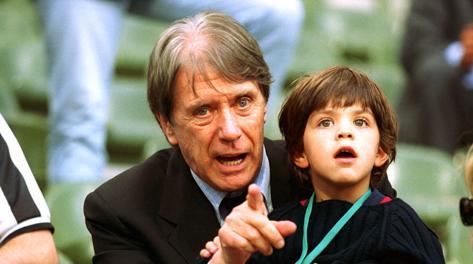 Cesare Maldini col nipotino Christian, classe '96, in tribuna, un po' di anni fa. Omega