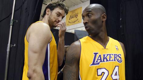 Pau Gasol, 33 anni, e Kobe Bryant, 35: con Steve Nash saranno l'anima dei Lakers. Ap