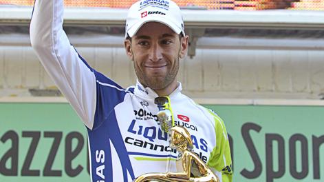 Vincenzo Nibali  con il premio Madonna del Ghisallo assegnato al Lombardia 2011. LaPresse