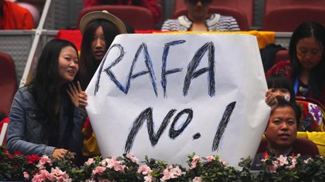Tifose cinesi di Rafa Nadal festeggiano il nuovo primato. Reuters