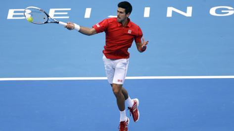 Novak Djokovic in azione a Pechino. Reuters