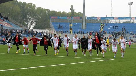 I giocatori del Lanciano salutano i tifosi dopo avere vinto a Novara 3-0. LaPresse